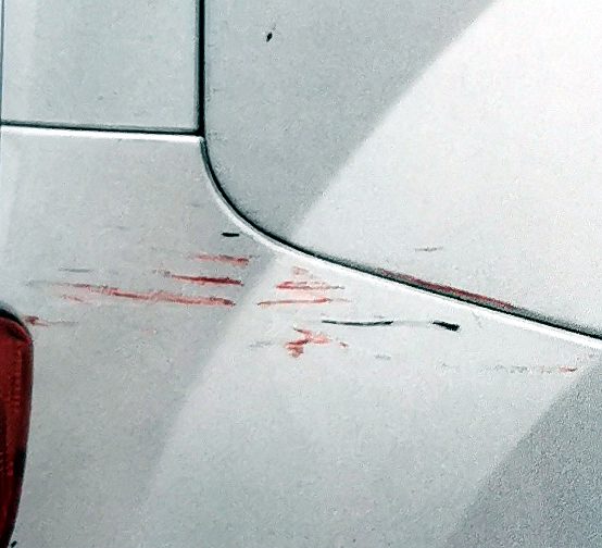 Vorher: Seitenwand mit roten Farbspuren und Kratzern